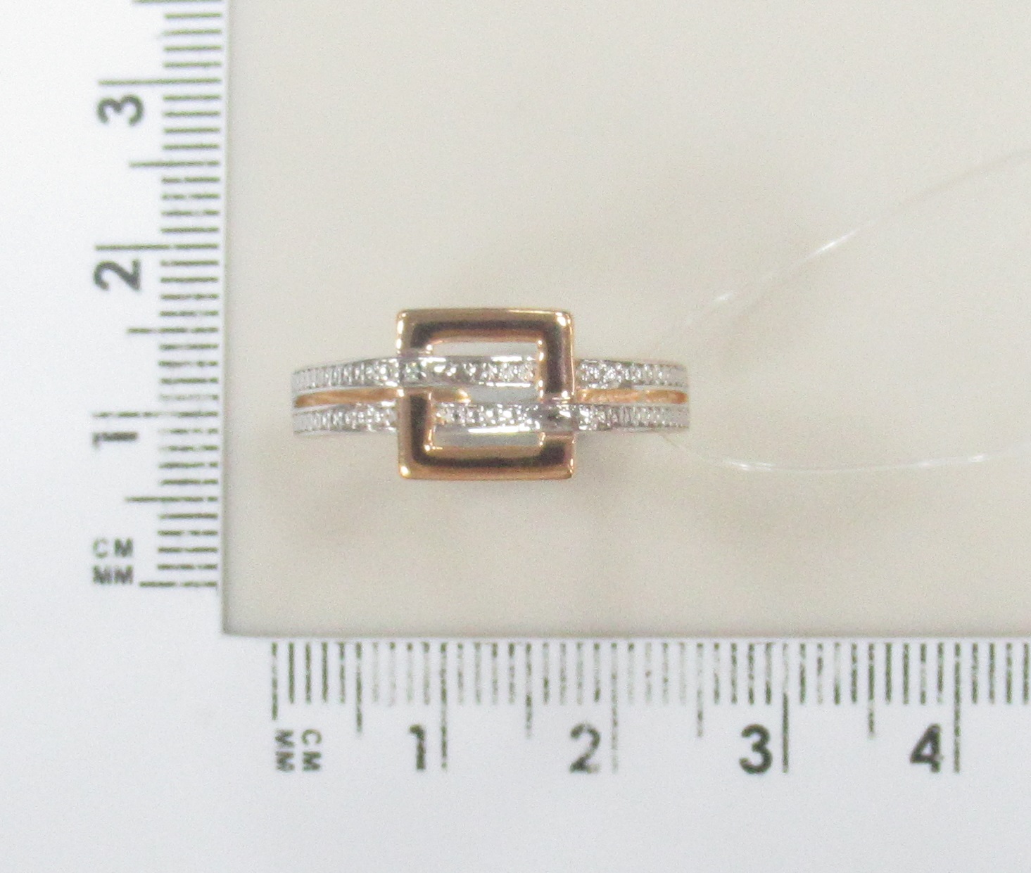 Серебряное кольцо с бриллиантом